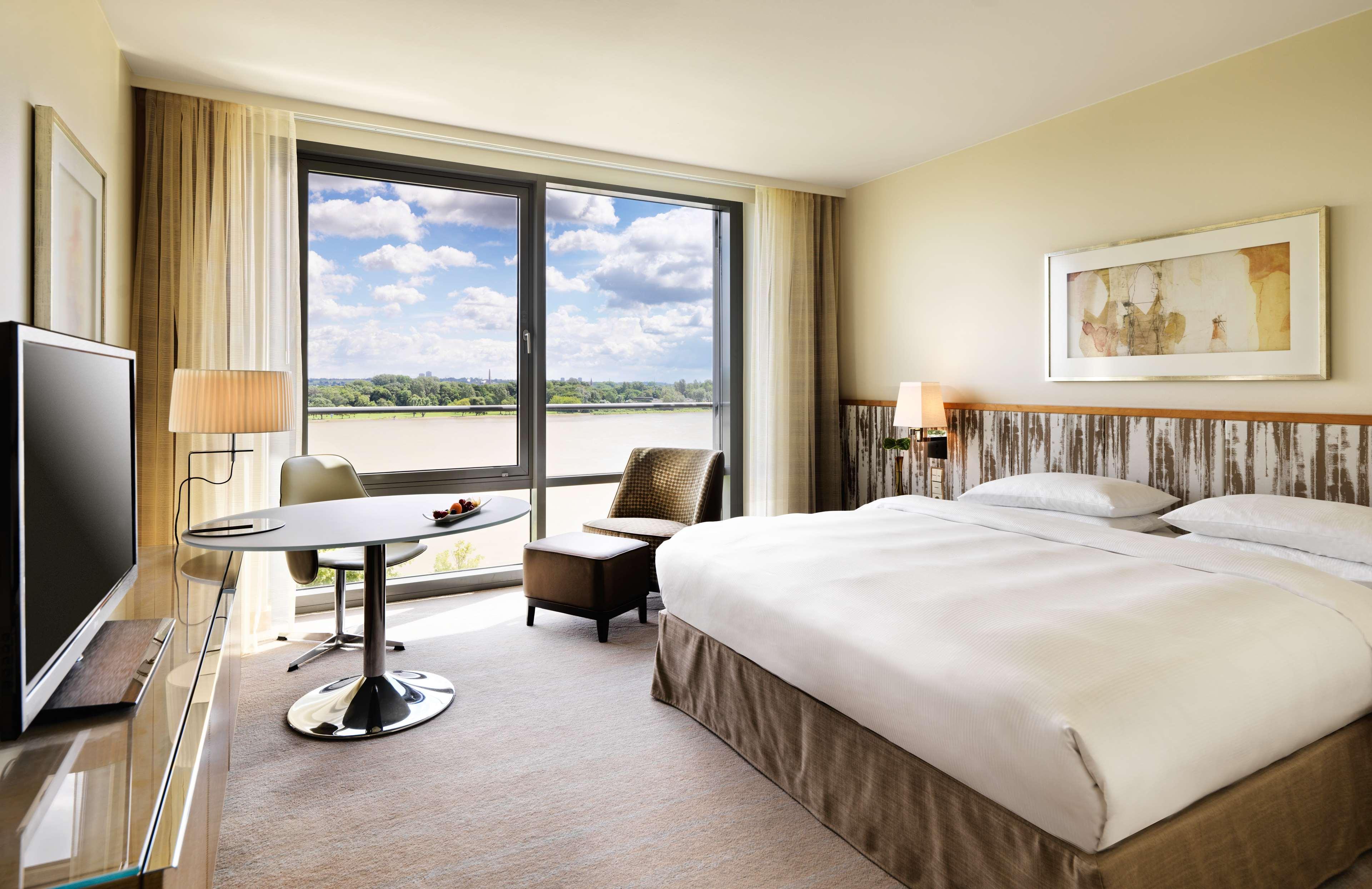 Hyatt Regency Mainz Exterior foto A typical room at the hotel
